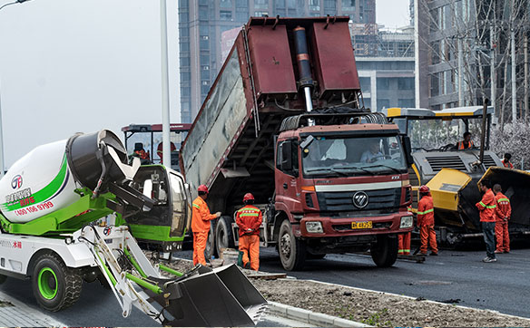 混凝土攪拌車(chē)修路圖片